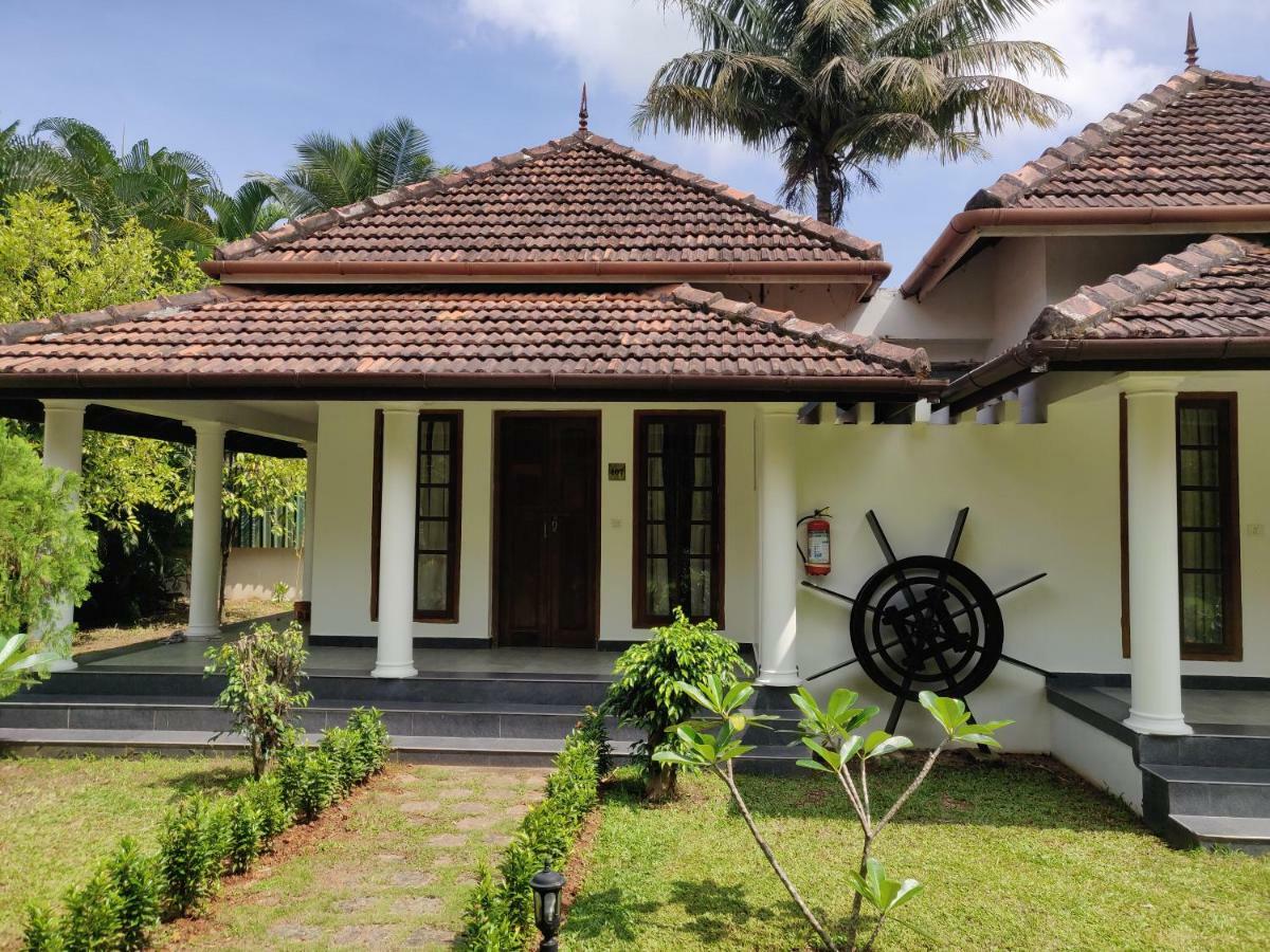 Hotel Triveny River Palace Alappuzha Exterior foto