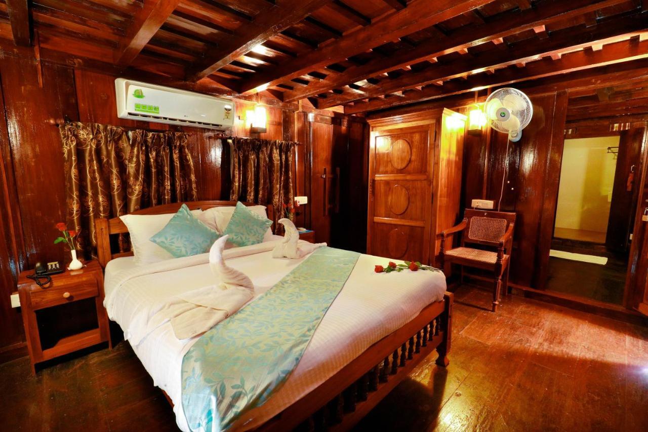 Hotel Triveny River Palace Alappuzha Exterior foto